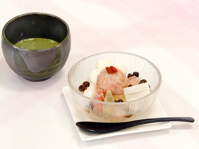 【リニューアル】3月3日の桃の節句に合わせ果肉入り桃餡が新登場！桃寒天×桃餡のフルーティーな味わいが楽しめる「桃の白玉あんみつ」が販売開始。