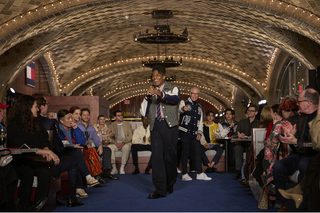 トミー ヒルフィガー、24年秋冬のランウェイショーで最高の「ニューヨーク モーメント」を祝福