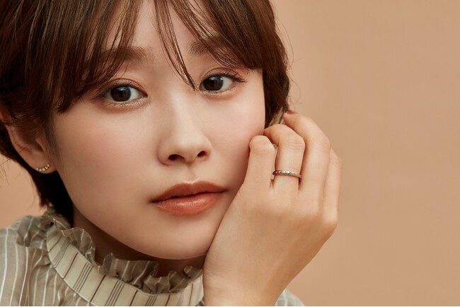 【高橋愛×SIENAROSE】コラボジュエリー発売。結婚10周年を迎えた高橋愛さんが身に着けたい、ロゼチナカラーのアニバーサリージュエリー。