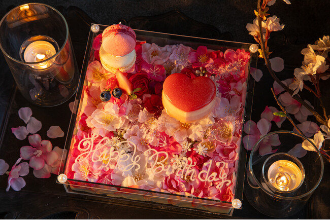 【夜景×夜桜】が観られるスカイレストラン。新たな春の訪れに、空に浮かぶ桜を愛でながら乾杯！満開の桜の中で春を食すディナーやアフタヌーンティーはいかが？