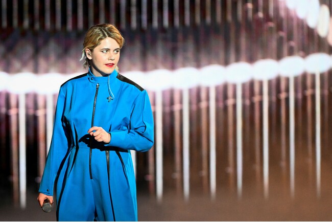 【ルイ・ヴィトン】「LES VICTOIRES DE LA MUSIQUE」で4冠を受賞したザホ・デ・サガザンが、ルイ・ヴィトンを着用