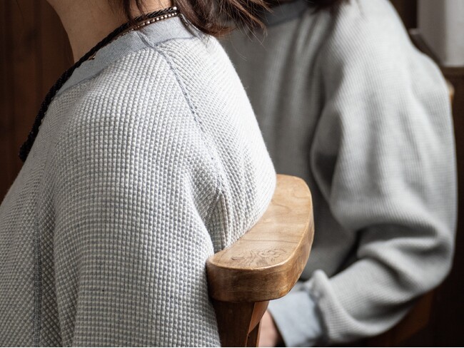 服作りの過程で廃棄されてしまう生地の端材（＝裁断くず）を活用したゴミを出さないモノづくり「UpcycleLino（アップサイクルリノ）」プロジェクトよりユニセックスなカットソーがリリース。
