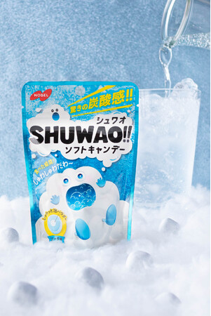 これまでにない“断トツの発泡感”で思わず「ワォ！！」と驚き、同時に笑顔もはじける最初から最後まで“美味しいしゅわしゅわ”を味わえるソフトキャンデー「SHUWAO!!（シュワオ）ソーダ」