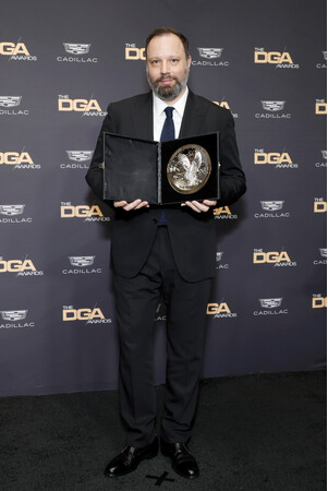 【ルイ・ヴィトン】ヨルゴス・ランティモス監督、第76回全米監督組合（DGA）賞でルイ・ヴィトンを着用