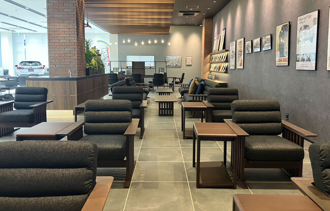 国産材使用を推進しSDGsに貢献、東京スバル 足立店に飛騨市産広葉樹で製作した家具を納入