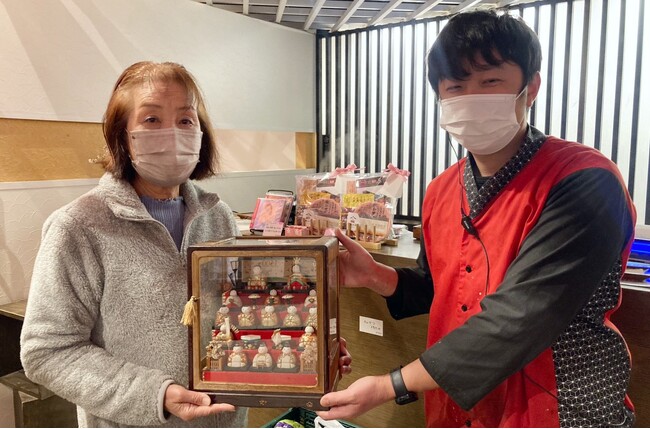 「お雛さまお借りします」昭和レトロな温泉銭湯 玉川温泉とおふろcafe 白寿の湯にて、タンスに眠るお雛さまに晴れ舞台をご用意するひなまつりイベント