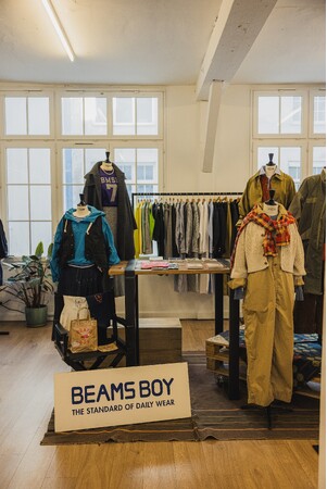 ビームスが海外向け卸事業に本腰、フランス・パリの展示会にウィメンズカジュアル〈BEAMS BOY〉が、24年秋冬シーズンのオリジナル商品で本格出展