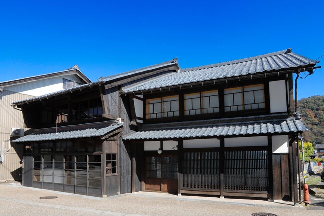地場工務店の匠が手掛けた断熱リノベの実例集『断熱リノベの匠』を展開 第4弾は、築90年を超える古民家の意匠を復元し、快適な宿に再生した事例を公開