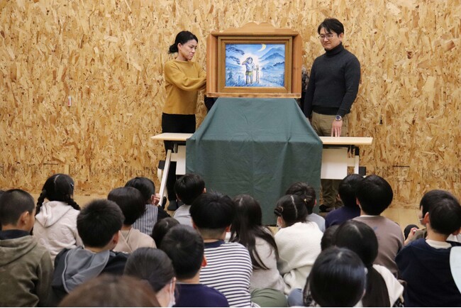 親子で恵方巻づくりと豆まきを体験！地域劇団が紙芝居で名作童話『とけた青鬼』を披露