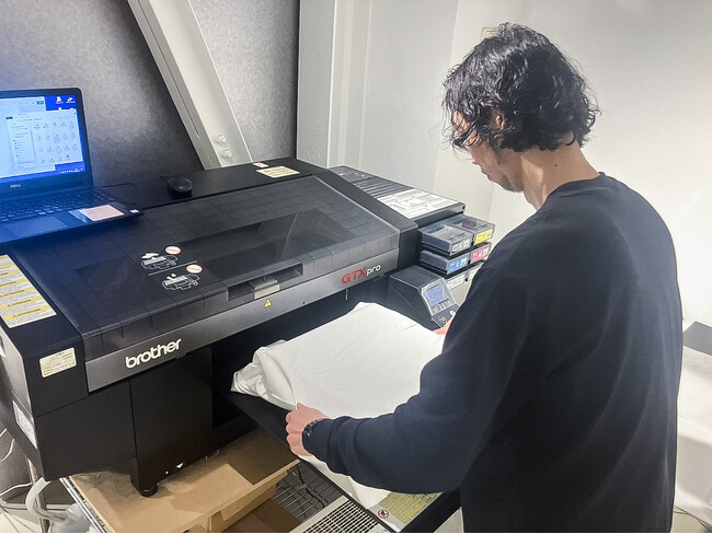 累計販売枚数35,000枚以上の実績を誇る「即日プリントサービス」を、2月19日（月）よりプラスワン岡山店で開始！