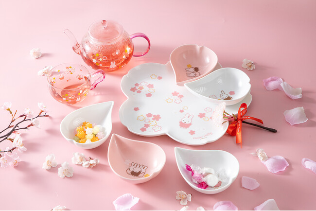 人気絵本ミッフィーのお花屋さん「フラワーミッフィー」より春のさくらがテーマの食器シリーズが2月16日より発売！「ジュースガーデン」では3色団子がのったお花見がテーマのいちごミルクが登場