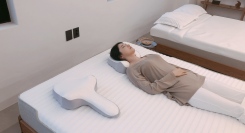 現代病の「スマホ猫背」「巻き肩」を、寝るだけでケア！韓国で5万個売れた、デジタル時代の必需品「ゴッチョ背まくら」の予約受付がCAMPFIREで2月18日再開