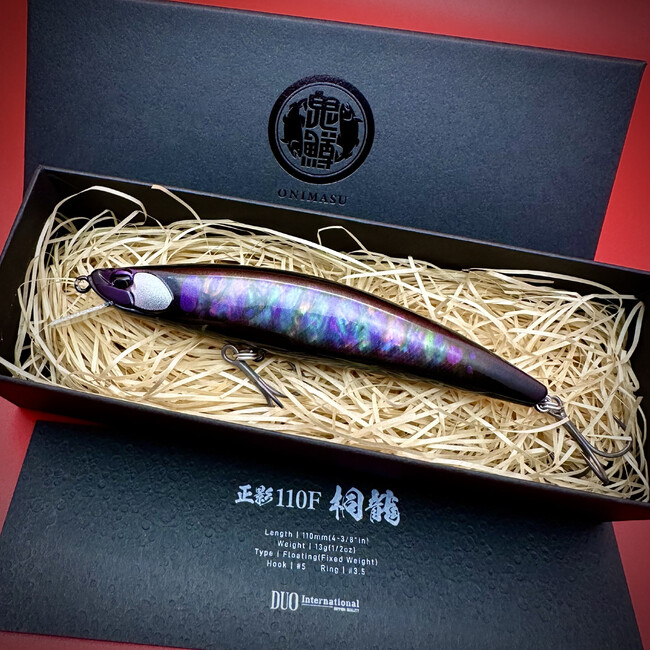 ルアーメーカーDUOの「鬼鱒」より、ABS樹脂ボディに木製のコアを内蔵したルアーが登場。インジェクションルアーの新たな領域に挑戦。
