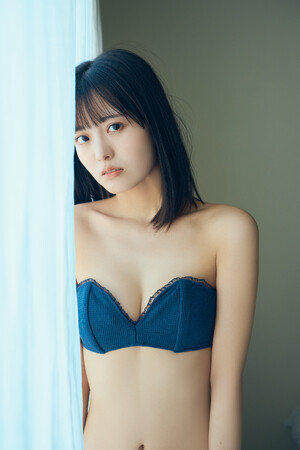 かすみ草とステラ・小柴美羽がB.L.T.4月号で本誌初登場！　おうちデートグラビアで彼女の様々な表情により迫る！
