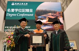 名誉学位記を手にするアフマド・ザヒド・ハミディ マレーシア副首相(中央)と山田学長(左)、鈴見理事長(右) 名誉学位記を手にするアフマド・ザヒド・ハミディ マレーシア副首相(中央)と山田学長(左)、鈴見理事長(右)