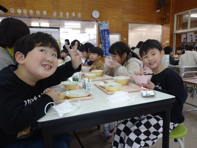 鳥取の海を食べて学ぶ！湯梨浜町立泊小学校で漁業者が県内野菜で蓄養したウニを使った給食を提供！