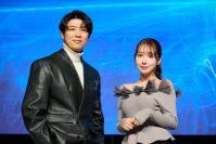 三上悠亜×黄皓、前代未聞の対談インタビュー動画公開!自分を魅力的に見せる秘訣は「俯瞰力」。セルフプロデュースでのし上がった二人に直撃!黄皓、三上に「一番タチ悪いタイプの小悪魔ですよね(笑)」。キャリア変更の裏話・アンチへの考え方・青春時代の恋愛トークも