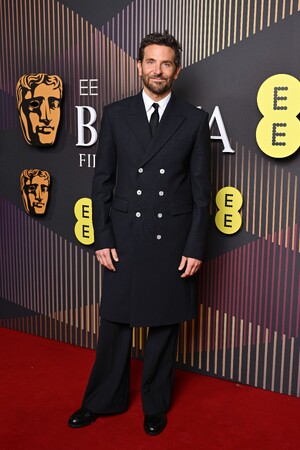 【ルイ・ヴィトン】ブラッドリー・クーパー、サンドラ・フラー、フィービー・ディネヴァー、第77回英国アカデミー賞（BAFTA）でルイ・ヴィトンを着用