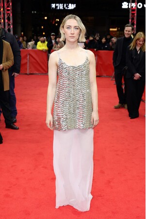 【ルイ・ヴィトン】シアーシャ・ローナン、第74回ベルリン国際映画祭でルイ・ヴィトンを着用