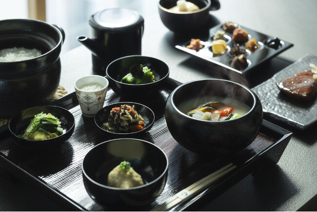 【星のや東京】五味・五色・五法を取り入れた朝食で心身のバランスを調える「めざめの朝食」提供開始｜開始日：2024年2月20日