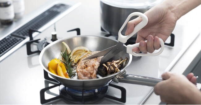 お肉の切り心地を考えた「料理のハサミ」にWEB限定色が新発売