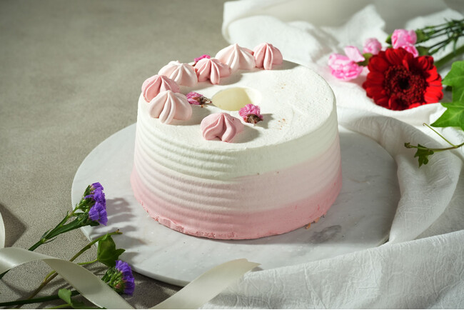【贈り物に】手作りシフォンケーキ専門店 This is CHIFFON CAKE. から春限定の桜のシフォンケーキ「SAKURA」とお花のセットを発売。
