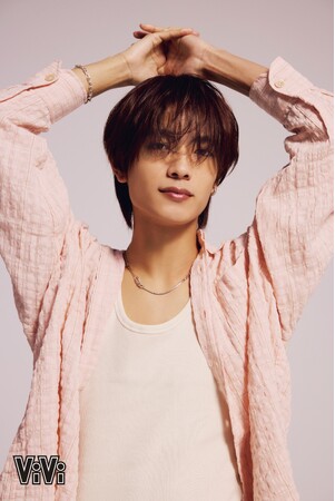 高橋恭平(なにわ男子)がViVi4月号に登場！　愛し、愛され、我が道を貫くオトコの”ヒーロー論”を語ります!