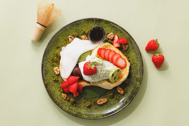 みなとみらい「The Blue Bell」より春のマンスリースぺシャルパンケーキ第一弾！抹茶づくし×あまおう苺の和のパンケーキ『