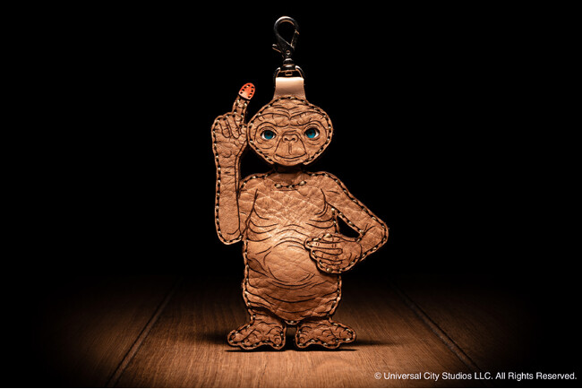 1982年公開の映画『E.T.』とレザーブランド OJAGA DESIGN とのコラボレーションレザーアイテムが登場です。