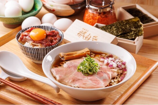 「ご飯がススムラーメン屋!!」秋田県認証制度の特別栽培米「秋田県大潟村直送あきたこまち」を使用した銀しゃり、卓上に置かれた生玉子と海苔が全て使い放題「中華そば 那由多」