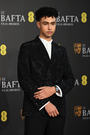 【ブルガリ】アーチー・マデクウィが2024 英国アカデミー賞にてブルガリを纏う