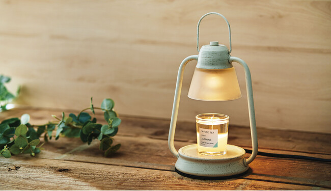 人気の「香るキャンドル」シリーズから新たに「ホワイトティー&ジャスミン」の香りが登場!