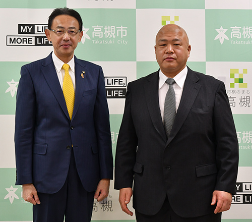 高槻市内で稽古に励む藤島部屋・親方が市役所を訪問