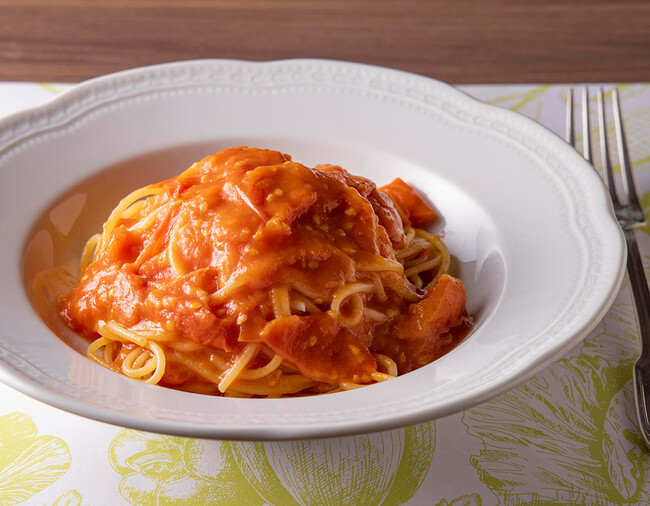 くまもと塩トマトの特製トマトソースが誕生。リストランテ アクアパッツァの厨房でシェフが手作りしたものを届けます