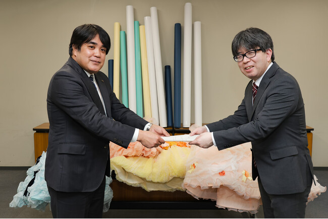 タートル、使わなくなった衣装や撮影用のバック紙を春日井市役所保育課に寄付