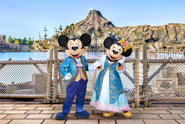 スペシャルイベント「ドリーミング・オブ・ファンタジースプリングス」エンターテイメントプログラムに登場するミッキーマウスとミニーマウスの衣装を初公開！