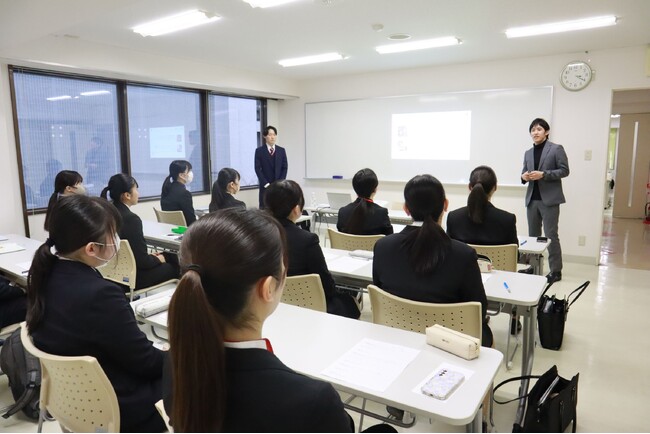 【新潟会計ビジネス専門学校】専門学校独自の企業ガイダンスに約100社が集う　多種多様な企業説明会に参加し、業界・職種への理解を深める