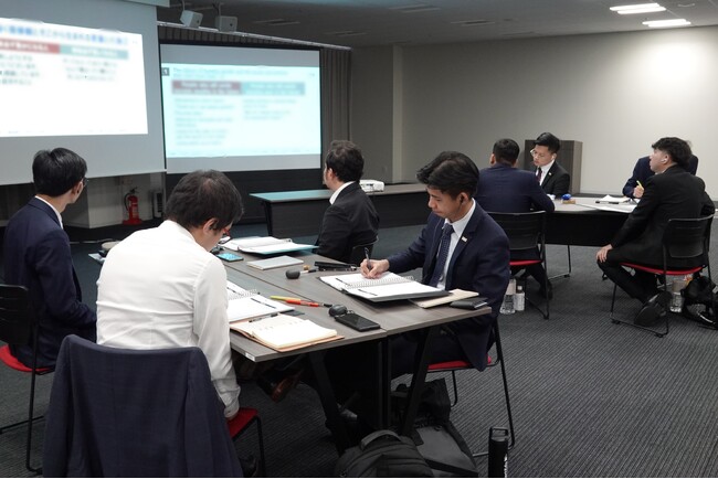 DX推進を担う新卒外国人エンジニアスタッフの受け入れ施策として、累計5万名以上が受講した講座を英語翻訳して実施【アチーブメント株式会社の取り組み】