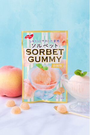 外側は「シャリ」内側は「やわらかい」食べると上品な白桃の味わい口に広がる　まるでソルベのような“シャリっとやわらかい”新食感グミ 「SORBET（ソルベット）グミ」