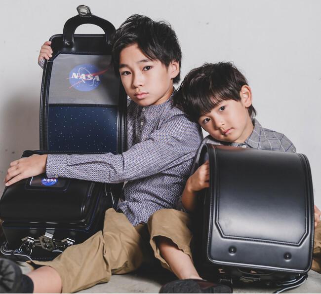 【くるピタランドセル】2025年度入学者向け／宇宙をテーマにしたNASAコラボランドセル「オデッセイブラック」新発売