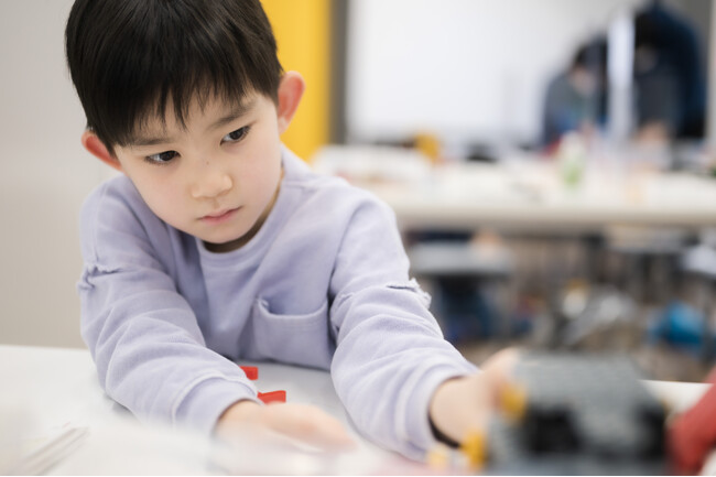 ロボットプログラミング教育は幼児期から！ ロボット教室 小学1年生までに通い始める家庭が増加