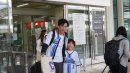 那覇空港に到着したマナトくん親子 那覇空港に到着したマナトくん親子