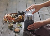 食材に合わせて使い分けできるステンレスカップを2個付属　「ドライフードミル」2月29日(木)より発売