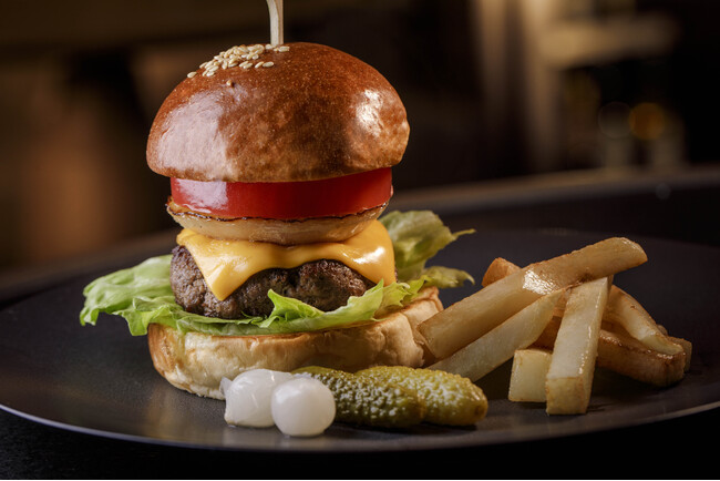 【ウェスティンホテル東京】最上階スカイバー「エスカリエ」でステーキサンドウィッチ＆恵比寿牛100％のハンバーガーなど恵比寿牛メニューを提供