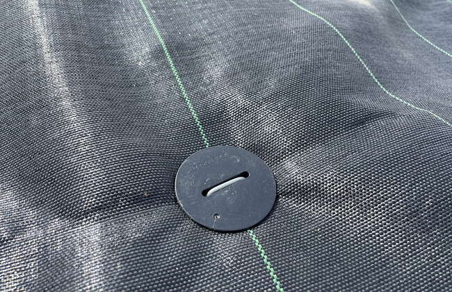 面倒なマルチ張り・防草シート張り作業を省力化！「ＢＩＣＲＯＰ　組み立てのいらないシート押さえピン、シート押さえ釘」～2024年3月1日（金）より順次販売開始～