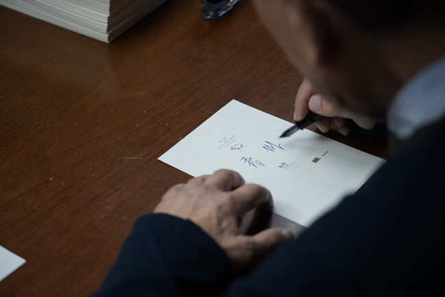 村上春樹『愛蔵版　街とその不確かな壁』（著者直筆サイン、直筆シリアルナンバー入り）3月15日11時より予約開始！