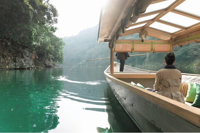 【星のや京都】春の息吹に満ちた奥嵐山で屋形舟を貸し切り過ごすアクティビティ「春水の深呼吸」開催｜期間：2024年4月10日～30日