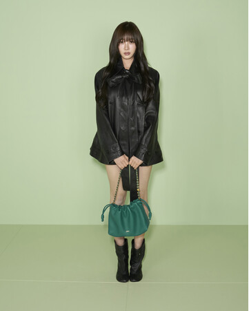 ロエベ 2024年秋冬ウィメンズコレクションに、aespaのジゼル、Stray Kidsのスンミンをはじめ、ショーン・メンデス、ウルスラ・コルベロ、メグ・ライアンなどのセレブリティが来場