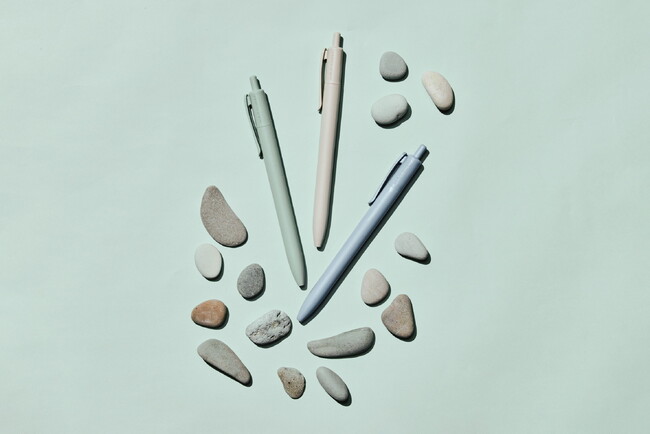 使い捨てコンタクトレンズの空ケース素材を使用した「ジェットストリーム 海洋プラスチック」から新軸色の販売開始