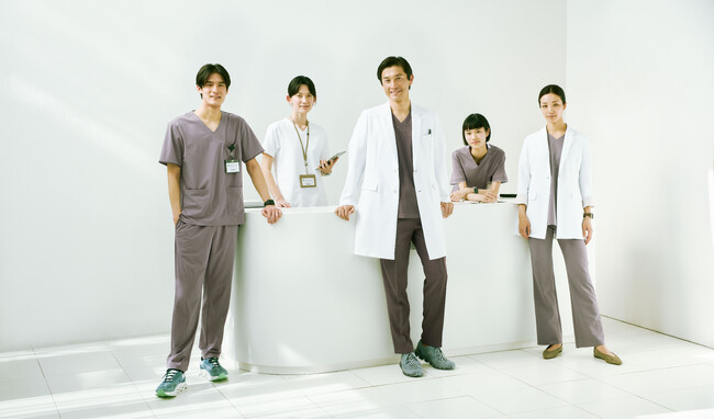 医師法改正まであと1ヶ月 労働時間の8割を着て過ごす「白衣」に半数が不満。病院支給の3人に1人が「選べない」状況。診療科によりデザイン性＞機能性の傾向も
